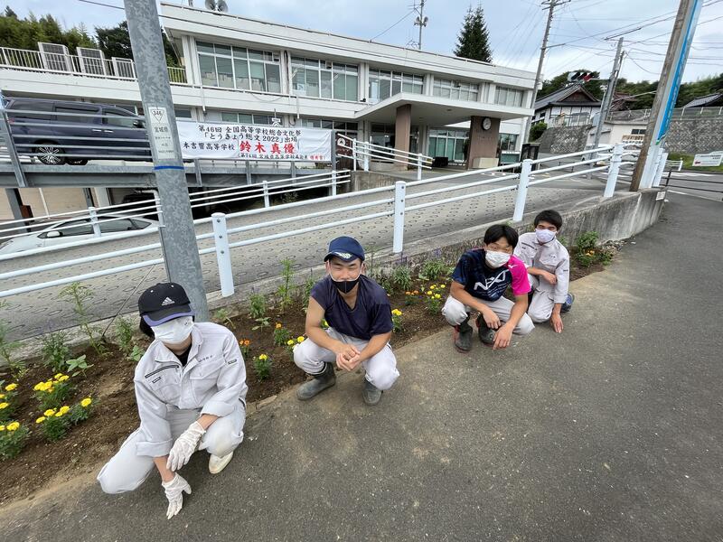 植栽後，みんなで集合写真（その１）